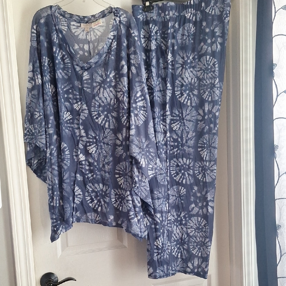 LOGO by Lori Goldstein Blue Patterned Lounge Set
